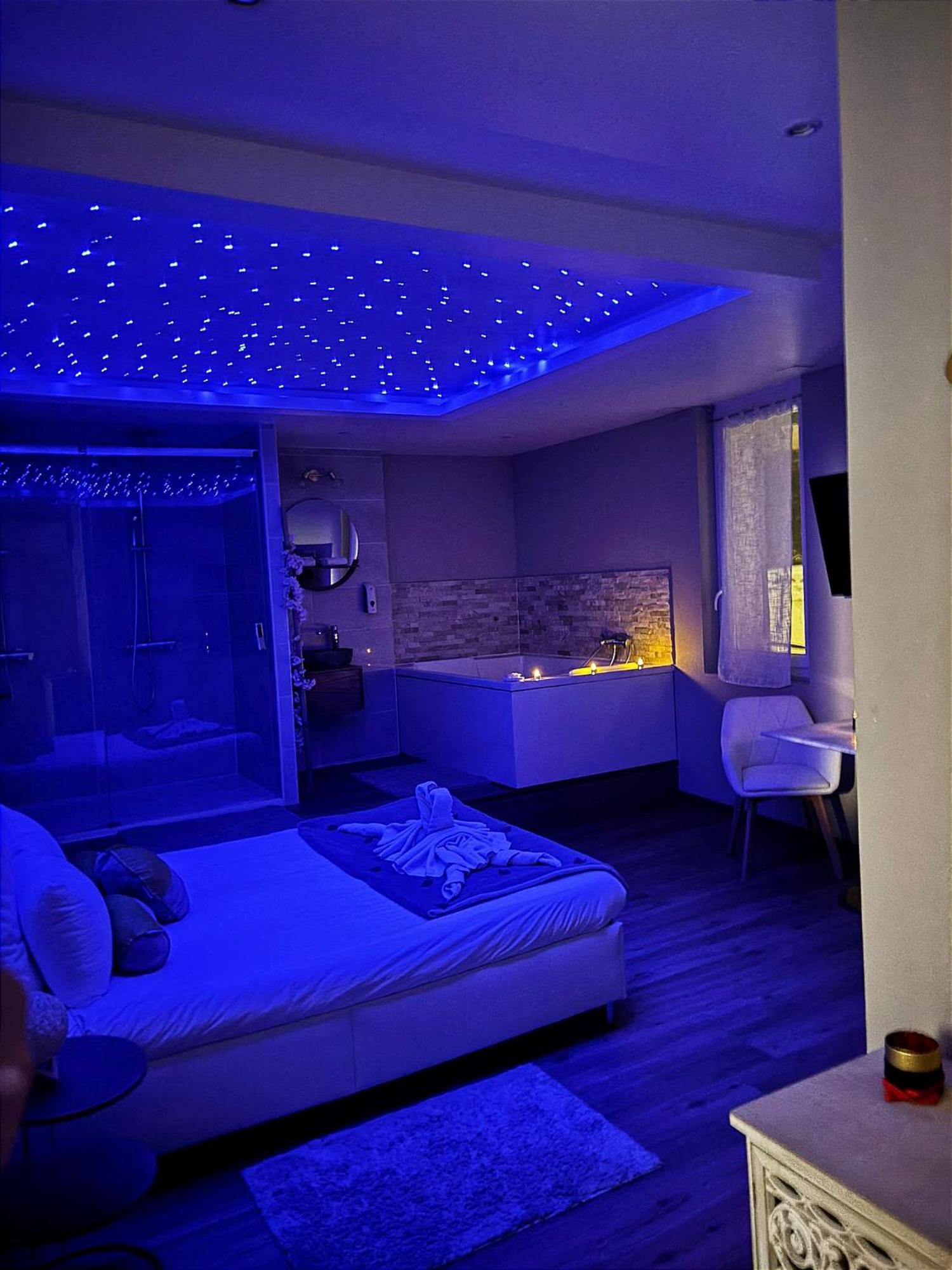 Studio Love Room Spa Baignoire Double La Ciotat Centre Port الغرفة الصورة
